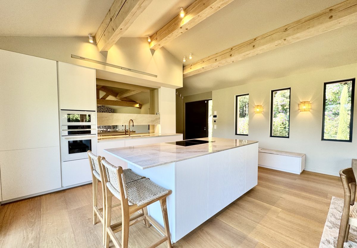 Villa Les Aiguiers – Cuisine avec îlot central