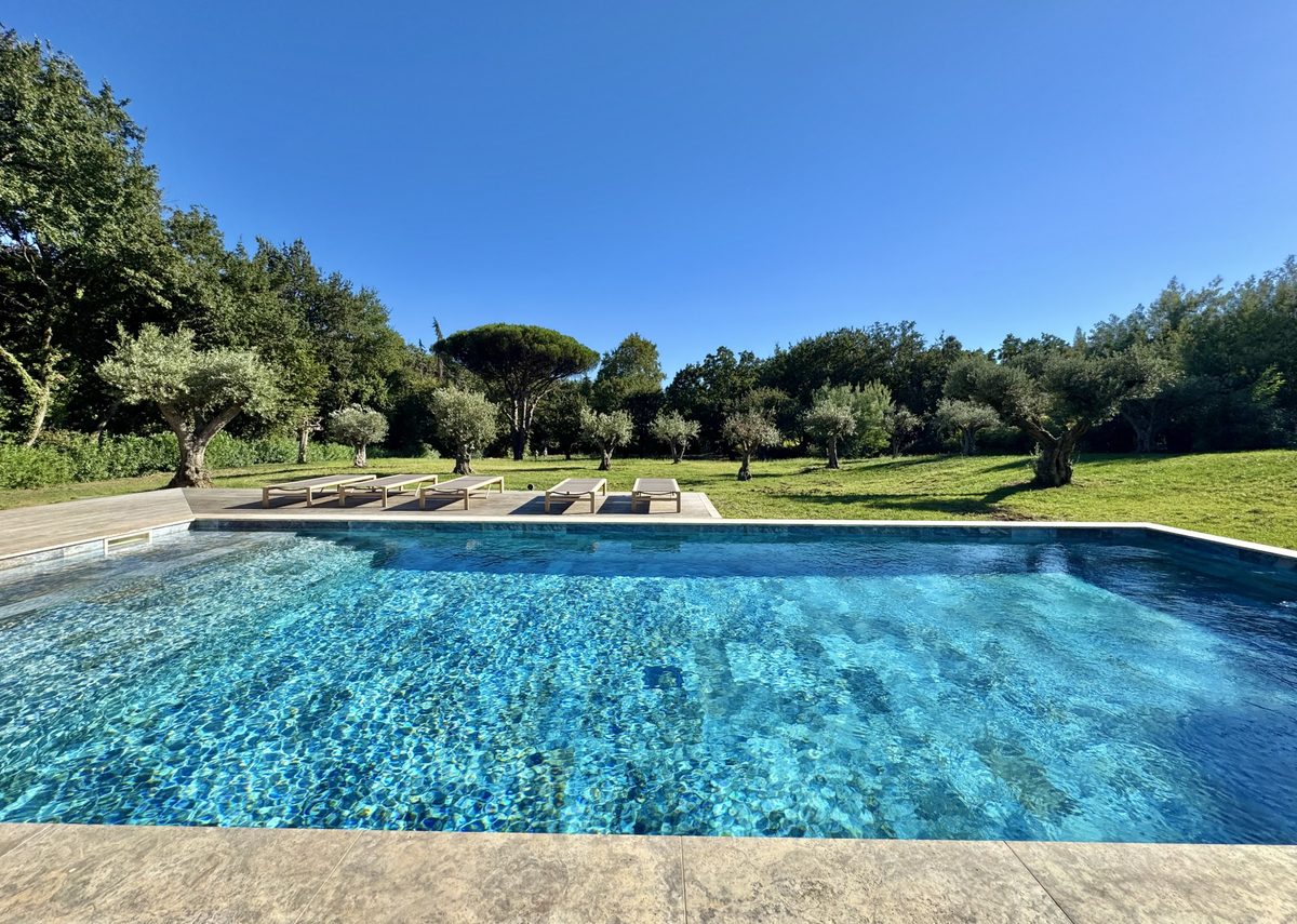 Villa Les Aiguiers – Piscine et jardin arboré