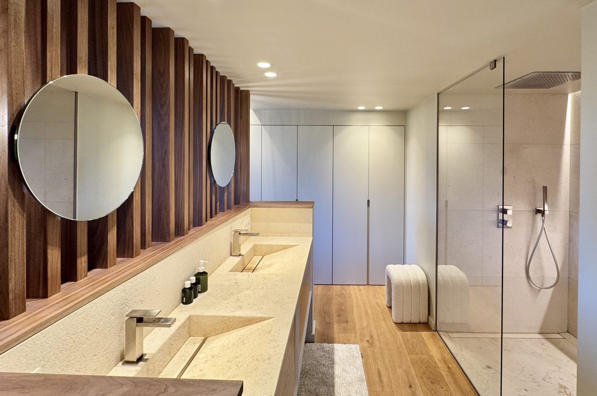 Villa Les Aiguiers – Salle de bains à double vasque et douche à l'italienne