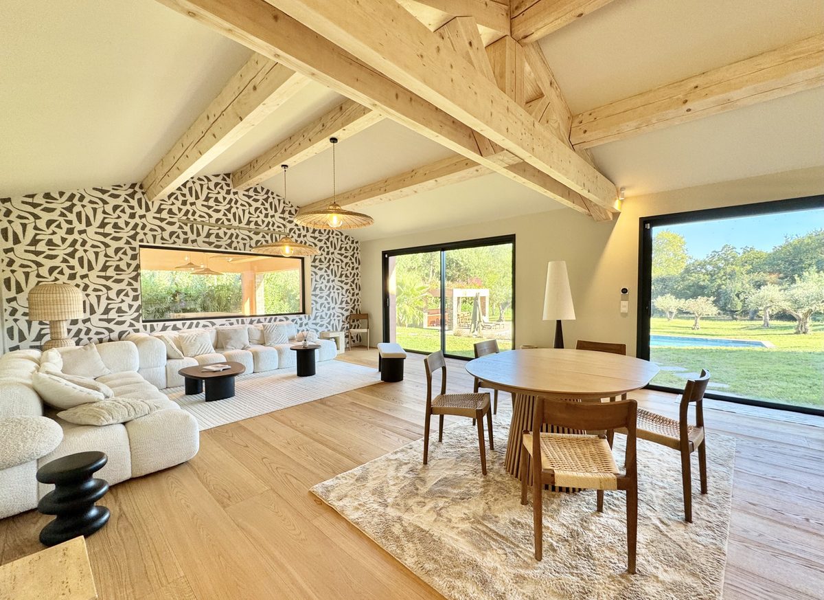 Villa Les Aiguiers – Pièce de vie : salon et salle à manger