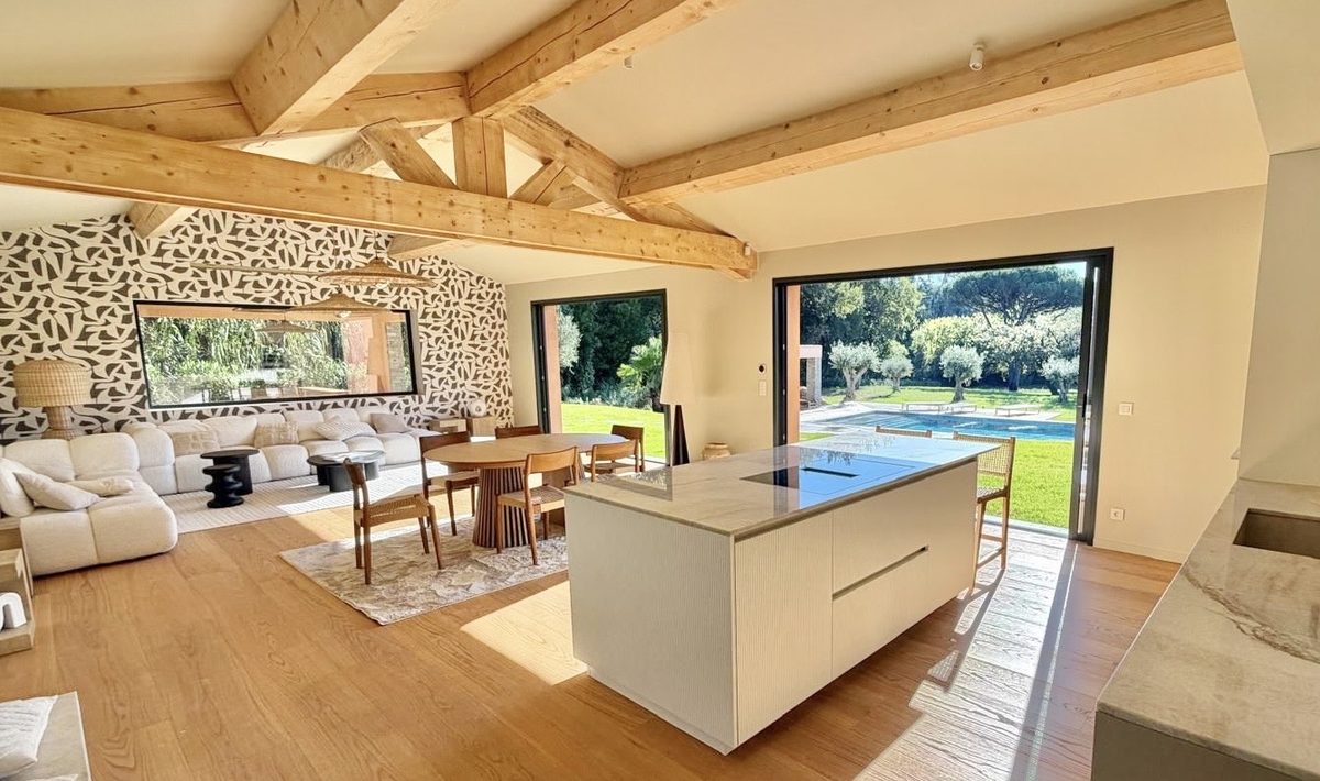 Villa Les Aiguiers – Pièce de vie ouverte avec cuisine et îlot